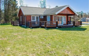 a small log cabin with a large yard at Holiday Home Kærsangervej Ebeltoft in Øksenmølle