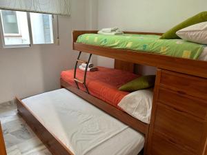 2 łóżka piętrowe w pokoju z oknem w obiekcie ESPACIOSO Y CENTRICO w Almuñécar +21 zdjęć