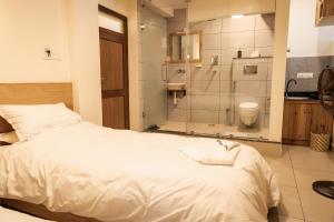Uma cama ou camas num quarto em Sinpa Home Pilachhen