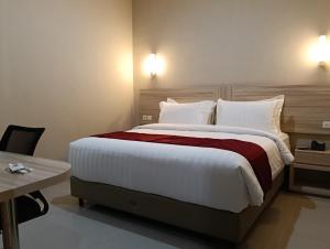 Postel nebo postele na pokoji v ubytování Sunflower Hotel Syariah near Juanda Airport