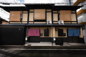 NishinotōindōriにあるJPRESERVE Fujiの着物が着た扉のある建物