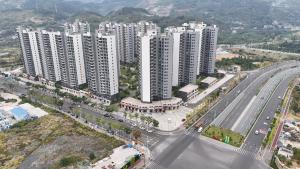 una vista aérea de una ciudad con altos edificios blancos en Zhangjiajie Qingfeng B&B West Station Branch, en Zhangjiajie