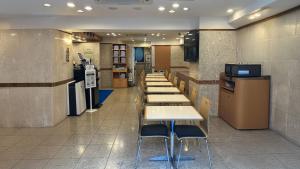 Una cocina o cocineta en Toyoko Inn Tokyo Otsuka-eki Kita-guchi No 1