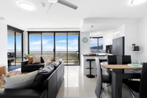 Un televizor și/sau centru de divertisment la Belle Escapes Rydges Plaza Esplanade Luxury 2-Bedroom Apartment