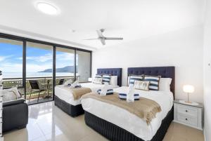 Un pat sau paturi într-o cameră la Belle Escapes Rydges Plaza Esplanade Luxury 2-Bedroom Apartment +53 fotografii