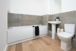 Koupelna v ubytování 2-Bedroom Luxury apt with Gym, roof terrace, Free Parking and 3 min walk to train st + 21 fotografií