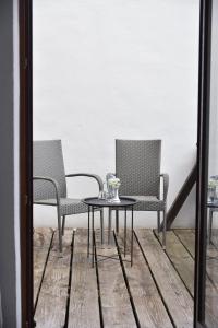 two chairs and a table in a room at Pension Haus Bambi in Mölln
