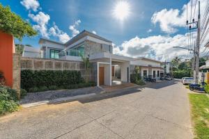 a large white house with a driveway at Peaceful Paradise in Saiyuan Villa V147 in Ban Saiyuan (1)