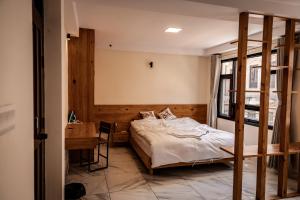 Uma cama ou camas num quarto em Sinpa Home Pilachhen