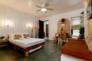 Un dormitorio con una cama y una mesa dentro. en Pallet Homes - Tabuc Suba, en Iloilo City