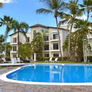 a view of the house from the pool at Apartamento en Punta Cana, White sands in Punta Cana