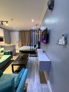 Posezení v ubytování Balcony Teal Snug Open-Plan Studio Unit in Lekki Phase 1-Netflix, Wi-Fi, 24-7 Light, Washer, Kitchen