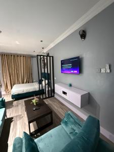 Balcony Teal Snug Open-Plan Studio Unit in Lekki Phase 1-Netflix, Wi-Fi, 24-7 Light, Washer, Kitchen的电视和/或娱乐中心