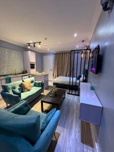 Postel nebo postele na pokoji v ubytování Balcony Teal Snug Open-Plan Studio Unit in Lekki Phase 1-Netflix, Wi-Fi, 24-7 Light, Washer, Kitchen