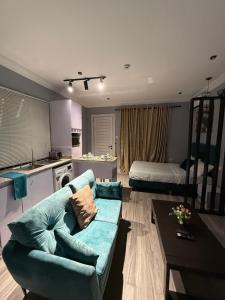 Balcony Teal Snug Open-Plan Studio Unit in Lekki Phase 1-Netflix, Wi-Fi, 24-7 Light, Washer, Kitchen的休息区