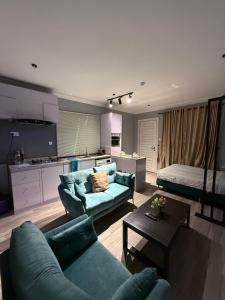Posezení v ubytování Balcony Teal Snug Open-Plan Studio Unit in Lekki Phase 1-Netflix, Wi-Fi, 24-7 Light, Washer, Kitchen + 15 fotografií