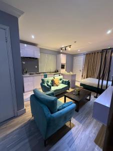 Posezení v ubytování Balcony Teal Snug Open-Plan Studio Unit in Lekki Phase 1-Netflix, Wi-Fi, 24-7 Light, Washer, Kitchen