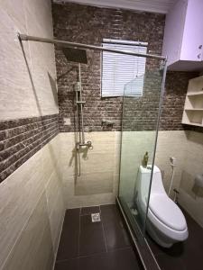 Balcony Teal Snug Open-Plan Studio Unit in Lekki Phase 1-Netflix, Wi-Fi, 24-7 Light, Washer, Kitchen的一间浴室