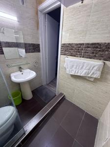 Balcony Teal Snug Open-Plan Studio Unit in Lekki Phase 1-Netflix, Wi-Fi, 24-7 Light, Washer, Kitchen的一间浴室