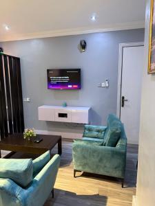 Posezení v ubytování Balcony Teal Snug Open-Plan Studio Unit in Lekki Phase 1-Netflix, Wi-Fi, 24-7 Light, Washer, Kitchen