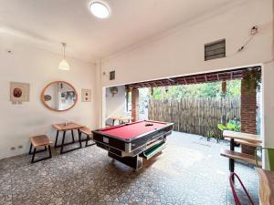 un soggiorno con un tavolo da biliardo di OstiC House a Yogyakarta