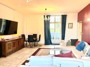 Fotografie z fotogalerie ubytování The Chateau 45Pers, 30min from Sea v destinaci Amayé-sur-Orne