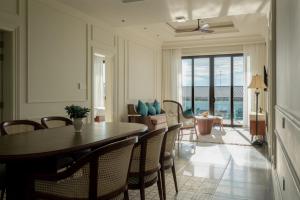 a dining room with a table and chairs at Edensee Kega Beach Resort in Ke Ga