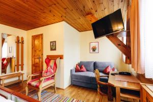 a living room with a couch and a table at Landgasthof Haueis in Marktleugast