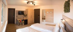 TV a/nebo společenská místnost v ubytování Hotel verWeiler