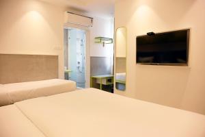 TV a/nebo společenská místnost v ubytování Hotel Le Roi Express Karol Bagh