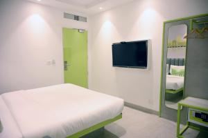 TV a/nebo společenská místnost v ubytování Hotel Le Roi Express Karol Bagh