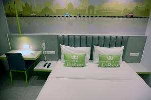 Postel nebo postele na pokoji v ubytování Hotel Le Roi Express Karol Bagh