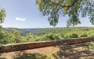 ławka siedząca na szczycie wzgórza z widokiem w obiekcie Cozy Home In Tinjan With Jacuzzi w mieście Tinjan