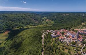 widok z powietrza na małą wioskę w lesie w obiekcie Cozy Home In Tinjan With Jacuzzi w mieście Tinjan