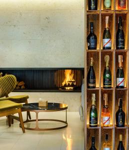 ein Zimmer mit Kamin und einem Regal mit Flaschen Alkohol in der Unterkunft Villa Pinia Eco-hotel in Odessa