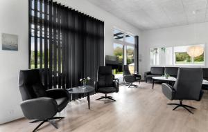 Χώρος καθιστικού στο Lovely Home In Glesborg With Sauna