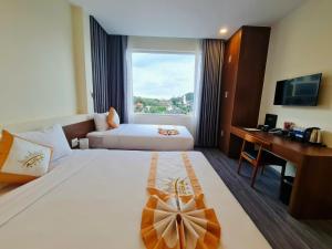 Ένα ή περισσότερα κρεβάτια σε δωμάτιο στο Aurora Hotel Đà Lạt +87 φωτογραφίες