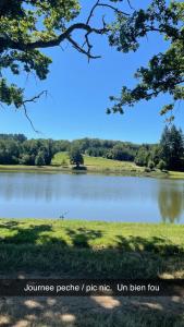 a view of a lake with the words jonesence pele me ubn at Grande maison conviviale in Neuvic-Entier