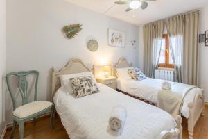 a bedroom with two beds and a chair at Cumbre Escondida in Pelayos de la Presa +22 photos