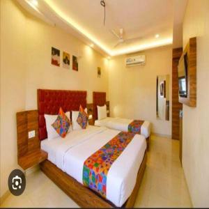Postel nebo postele na pokoji v ubytování Hotel Elegant - Mohammed Ali Road