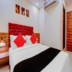 Postel nebo postele na pokoji v ubytování Hotel Elegant - Mohammed Ali Road