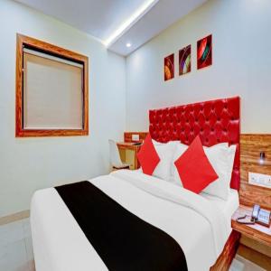 Postel nebo postele na pokoji v ubytování Hotel Elegant - Mohammed Ali Road