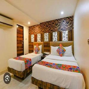 Postel nebo postele na pokoji v ubytování Hotel Elegant - Mohammed Ali Road