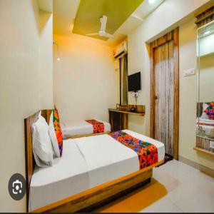 Postel nebo postele na pokoji v ubytování Hotel Elegant - Mohammed Ali Road + 37 fotografií