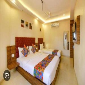 Postel nebo postele na pokoji v ubytování Hotel Elegant - Mohammed Ali Road