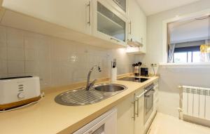 Η κουζίνα ή μικρή κουζίνα στο Green And Sea Apartment Roda