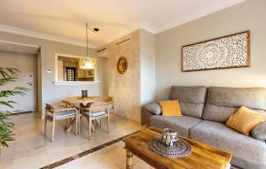 Χώρος καθιστικού στο Green And Sea Apartment Roda