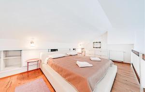 Ένα ή περισσότερα κρεβάτια σε δωμάτιο στο Stunning Apartment In Broce With Wifi +28 φωτογραφίες
