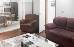 Ruang duduk di 2 Bedroom Stunning Apartment In Jelsa