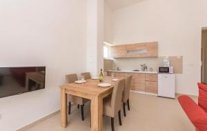 Η κουζίνα ή μικρή κουζίνα στο Cozy Apartment In Starigrad Paklenica